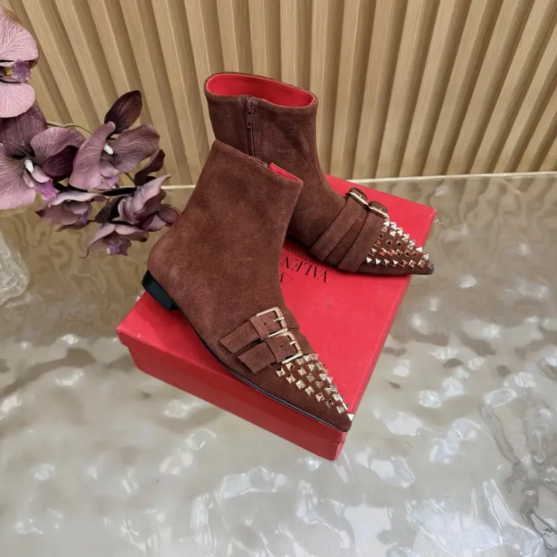 Valentino Ботильйони з гострим носком і заклепками — Фото 2