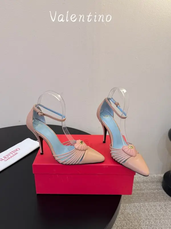 Valentino — Витончені жіночі туфлі