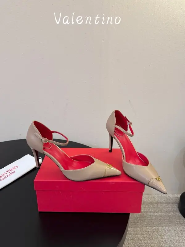Valentino — Витончені жіночі туфлі