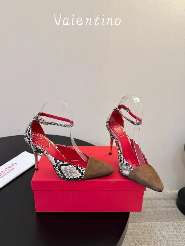 Valentino — Изящные женские туфли