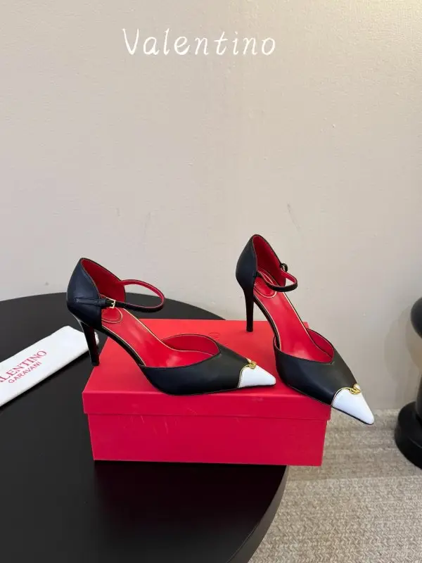 Valentino — Витончені жіночі туфлі