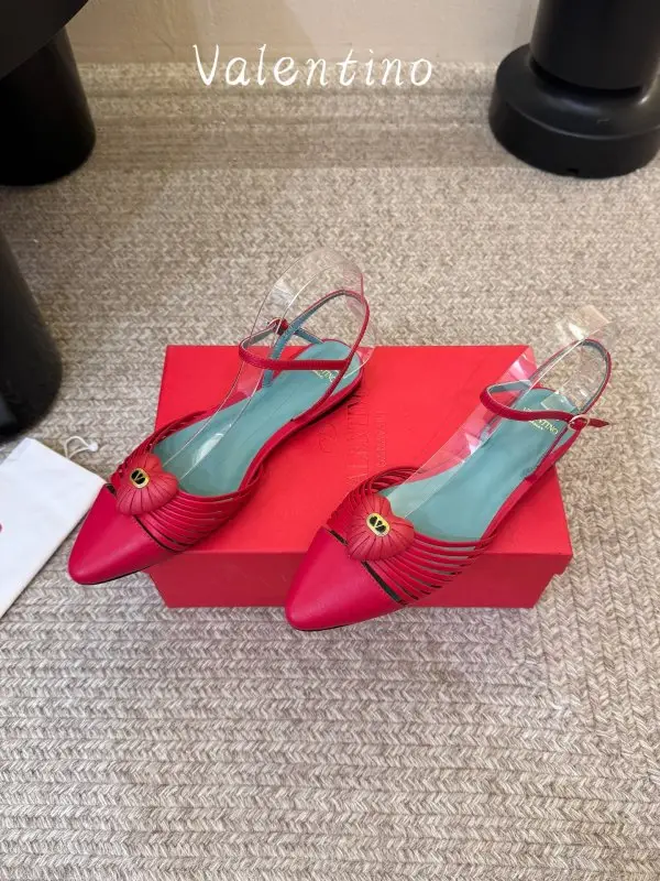 Valentino — Витончені жіночі туфлі