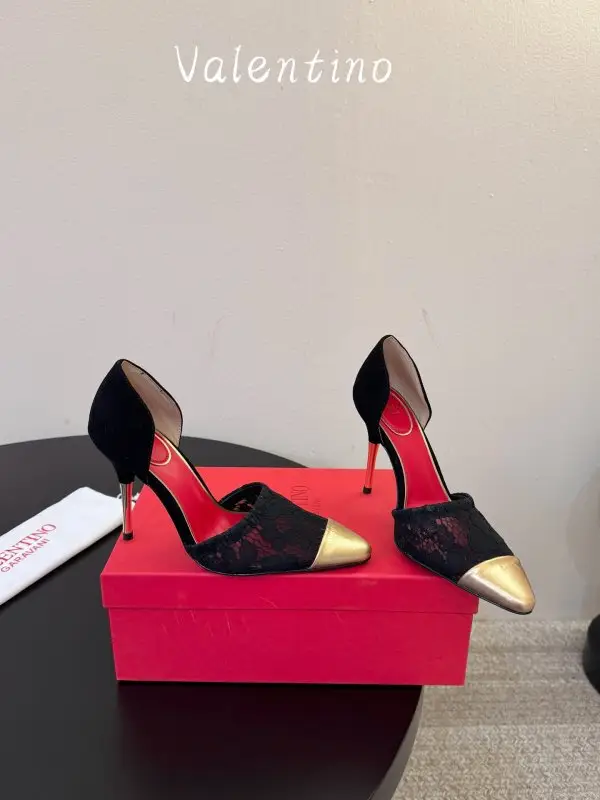 Valentino — Витончені жіночі туфлі