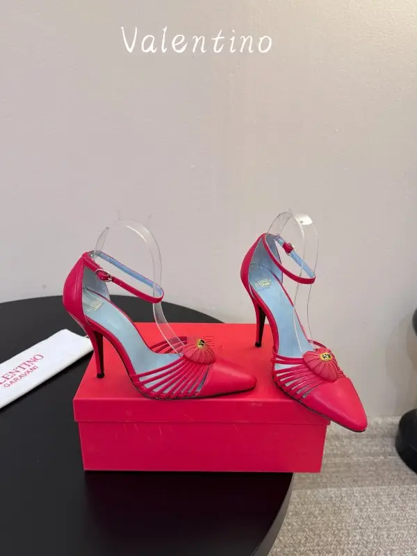 Valentino — Витончені жіночі туфлі