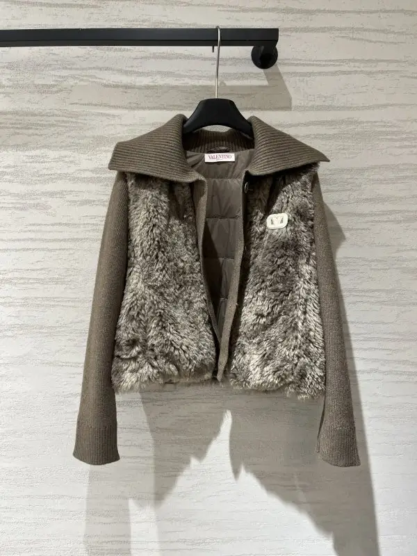 Valentino Куртка пуховик женская с меховой отделкой — Фото 2