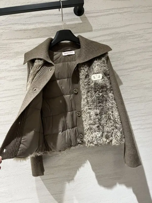 Valentino Куртка пуховик женская с меховой отделкой — Фото 3