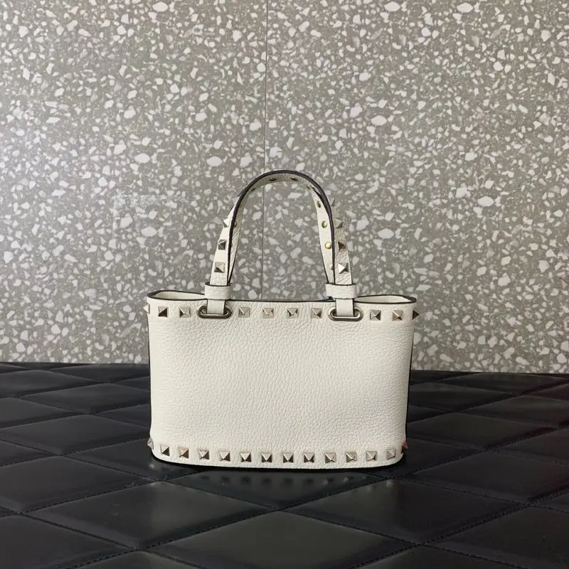 Valentino Мини-сумка Rockstud из зернистой кожи — Фото 2