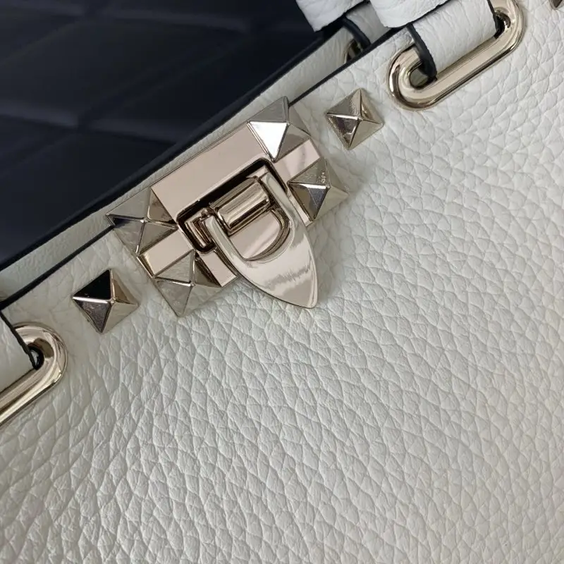 Valentino Мини-сумка Rockstud из зернистой кожи — Фото 4