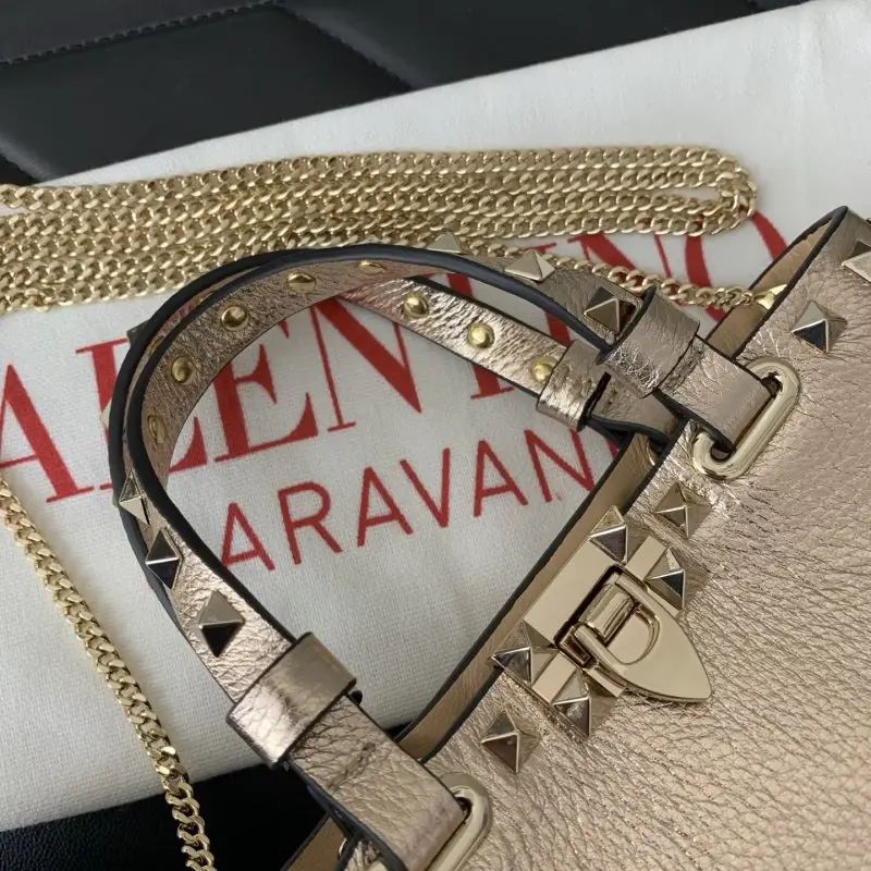 Valentino Мини-сумка Rockstud из зернистой кожи — Фото 4