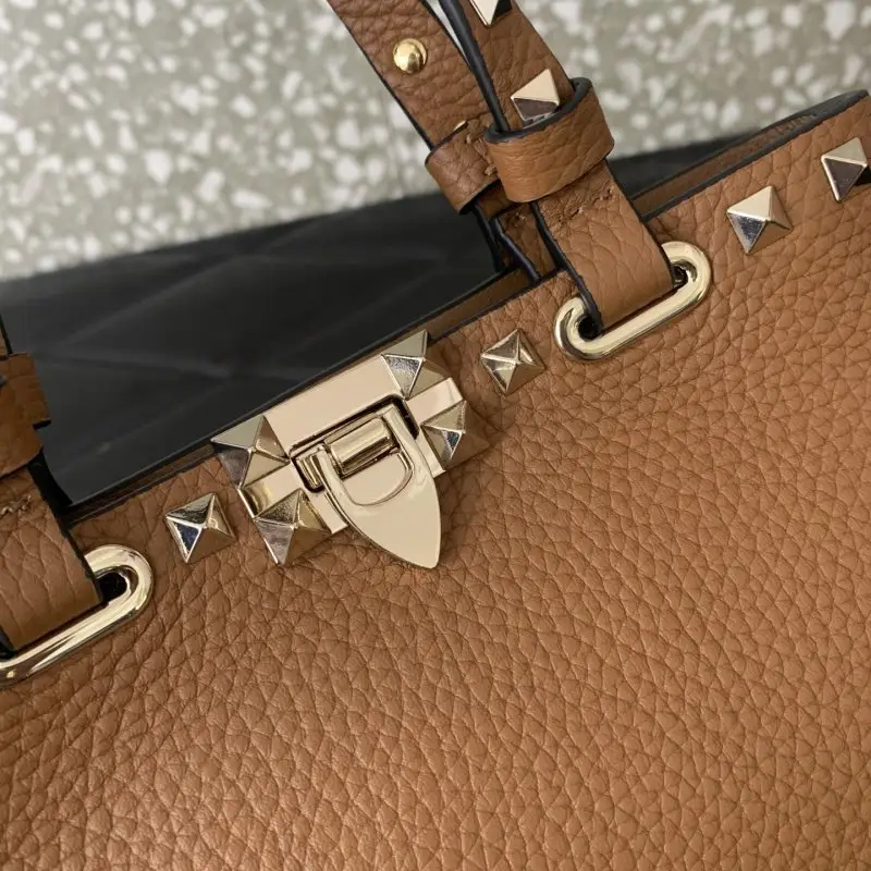 Valentino Мини-сумка Rockstud из зернистой кожи — Фото 4