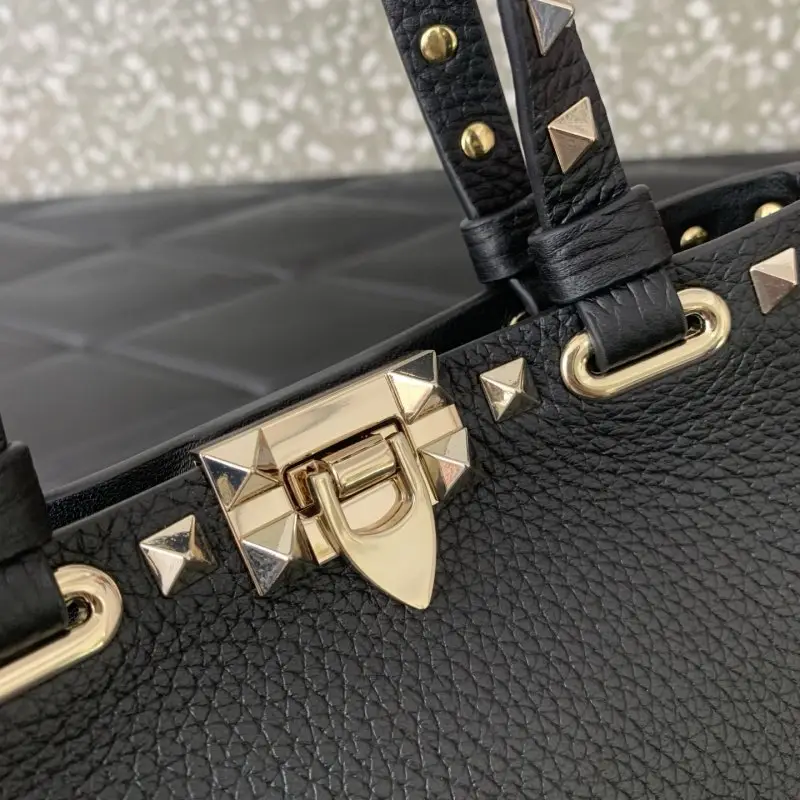 Valentino Мини-сумка Rockstud из зернистой кожи — Фото 4