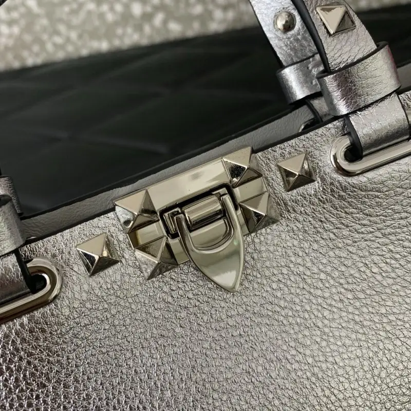 Valentino Мини-сумка Rockstud из зернистой кожи — Фото 4