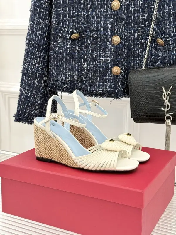 Valentino Туфлі на танкетці з відкритим носком — Фото 1