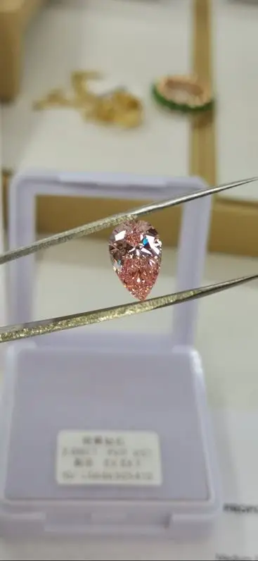 Van Cleef — Рожевий грушоподібний діамант класу VS1