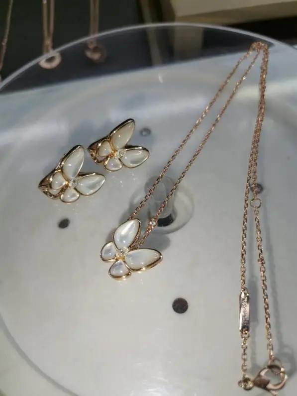 Van Cleef Підвіска Two Butterfly з рожевого золота з перламутровими крилами метелики і діамантовим акцентом — Фото 2