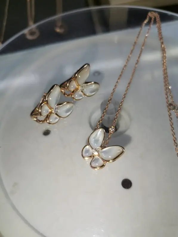 Van Cleef Підвіска Two Butterfly з рожевого золота з перламутровими крилами метелики і діамантовим акцентом — Фото 4
