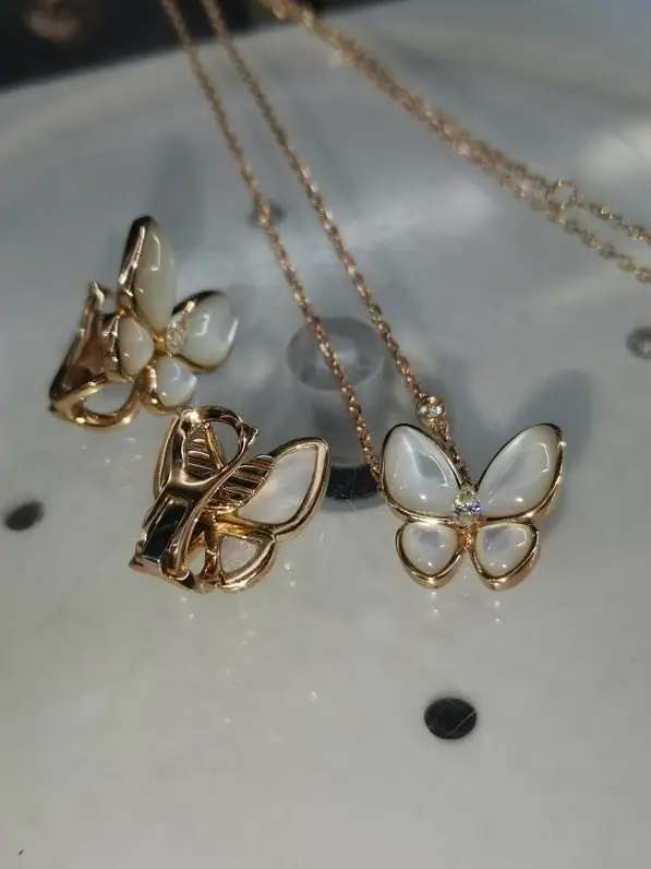 Van Cleef Підвіска Two Butterfly з рожевого золота з перламутровими крилами метелики і діамантовим акцентом — Фото 5